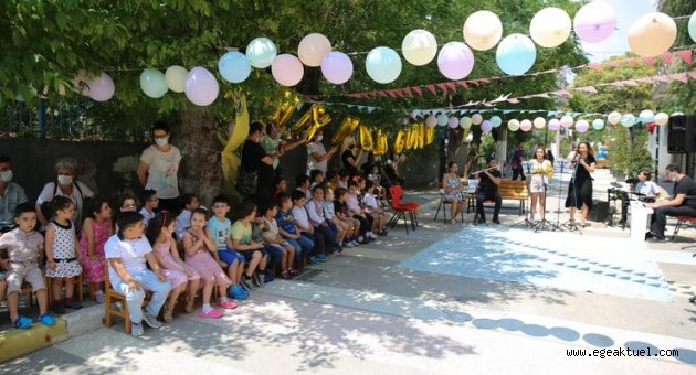 Dünya Müzik Günü’nde gençlerden sokak konseri 