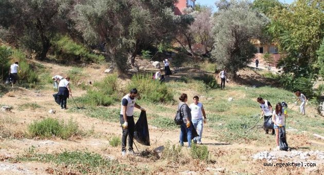 Duyarsız vatandaşlar atıyor, onlar topluyor