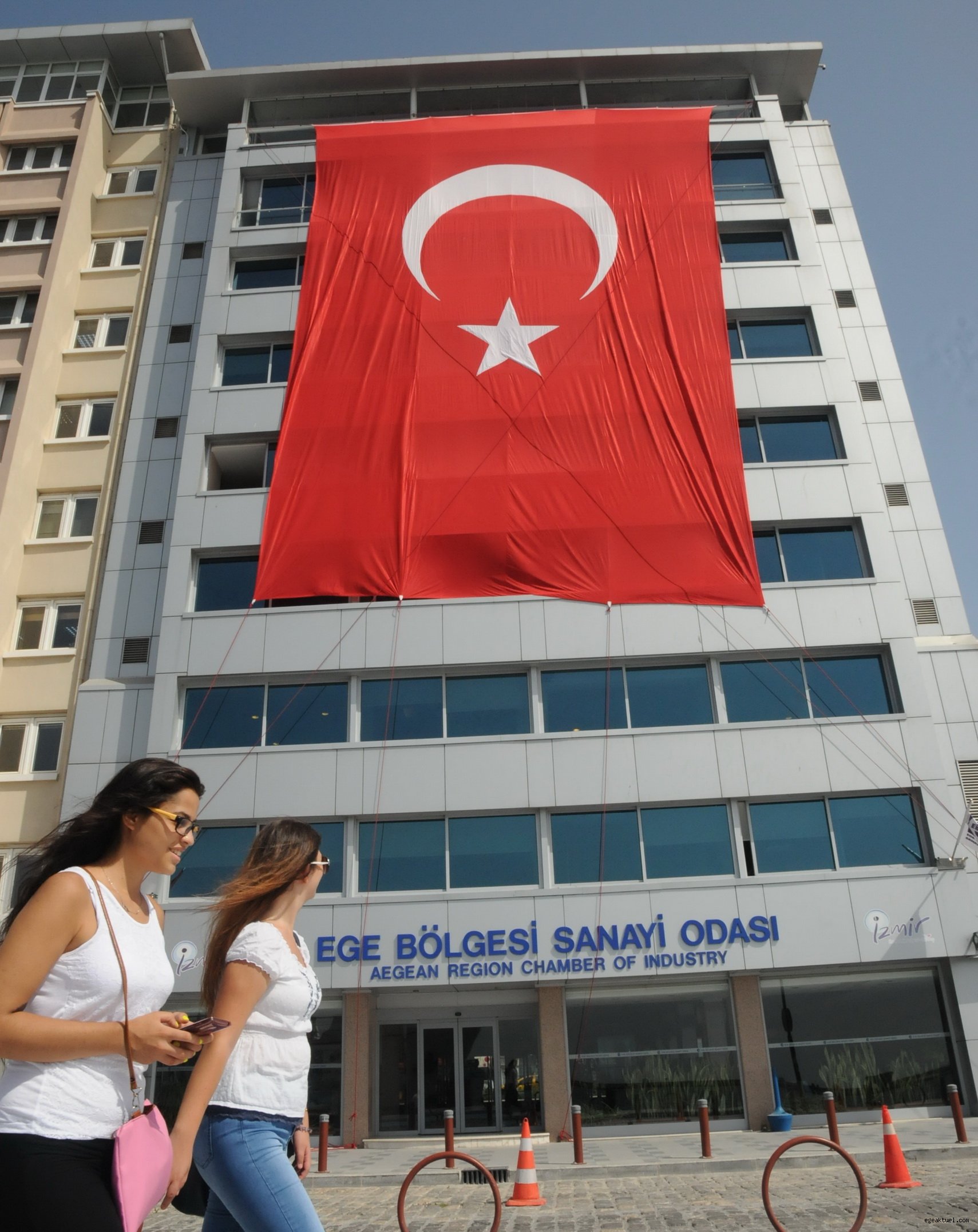 EBSO’dan teröre karşı bayrak