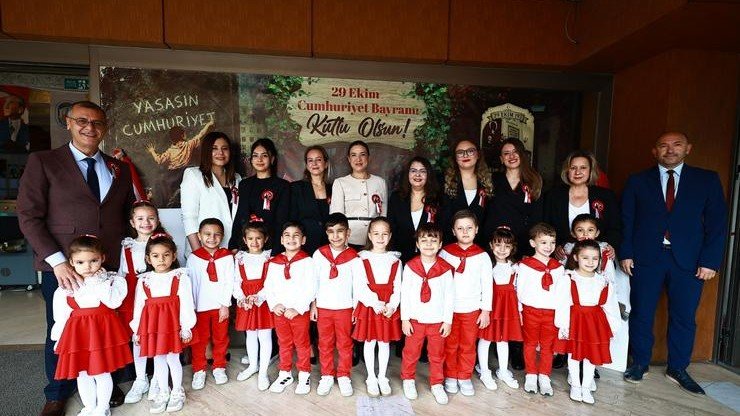 Efes Selçuk’ta Cumhuriyet Coşkusu Çocukların Sürpriziyle Başladı