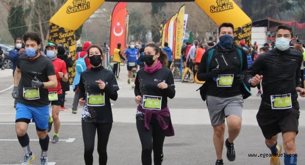 Efes Ultra Maratonu kitap bağışında da limitleri zorladı