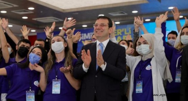 Ekrem İmamoğlu'ndan gençlere ödül