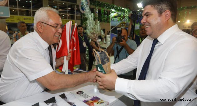 Erhan Kılıç’tan 88. İEF’te başkanlara fidan jesti
