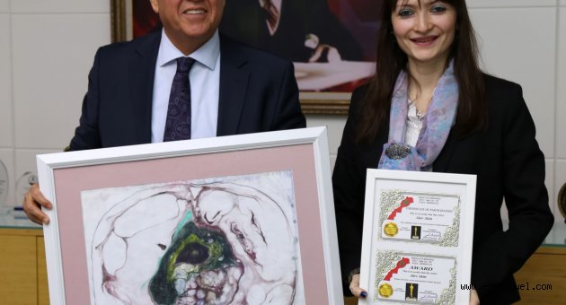 Fas’ta kazandığı ödülünü Başkan Selvitopu’na getirdi
