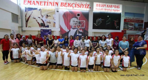 Filenin anneleri çocuklarıyla voleybol oynadı