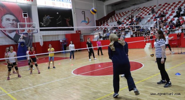 Filenin minik sultanları anneleriyle voleybol oynadı