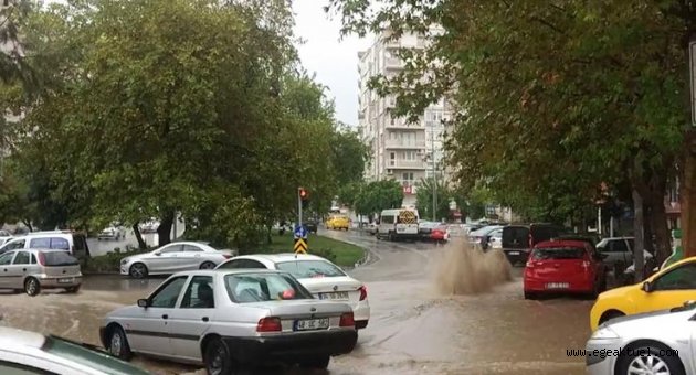 Fırtınanın teğet geçtiği İzmir’de sağanak yağış