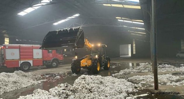 Foça Gerenköy'de Pamuk deposu yandı