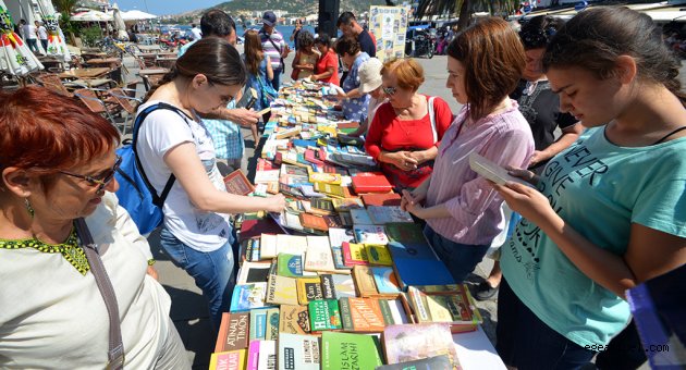 Foça kitap açtı