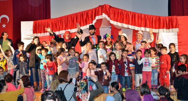 Foça’lı çocuklar ‘neşeli palyaço’yla güldü