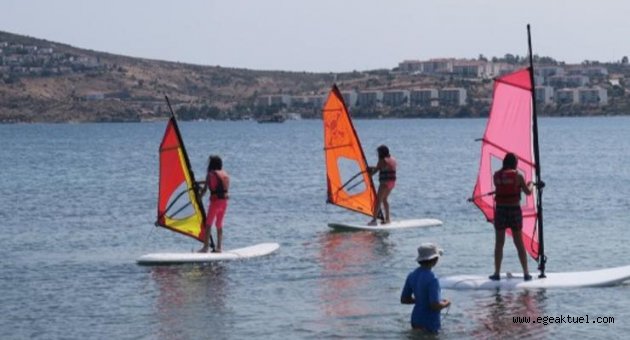 Foça'da 11 çocuk yelkenle tanıştı