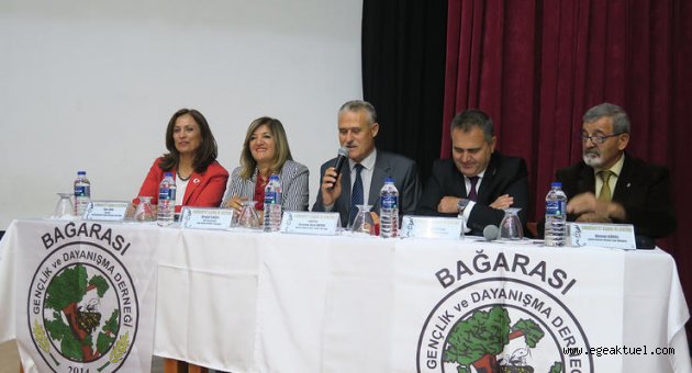 Foça'da 'Cumhuriyet kadını' konulu panel