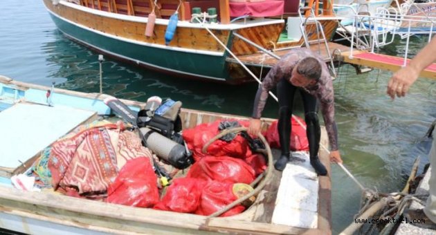 Foça'da, denizden 1 ton çöp çıkarıldı