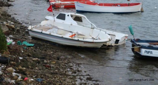 Foça'da fırtına, tekneleri batırdı
