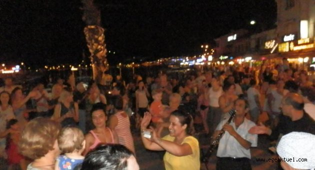 Foça'da İmamoğlu'nun zaferi kutlandı