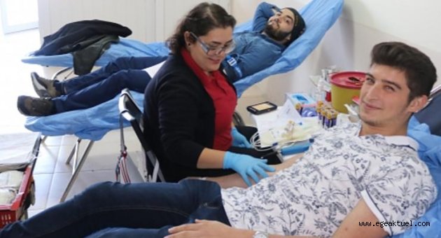 Foça'da üniversite öğrencilerinden kan bağışı