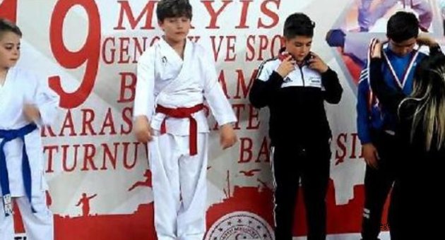 Foçalı karateci Kaan altın madalyayı kaptı