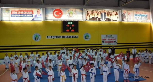 Foçalı minik karateciler Alaşehir’ de tatamiye çıktı