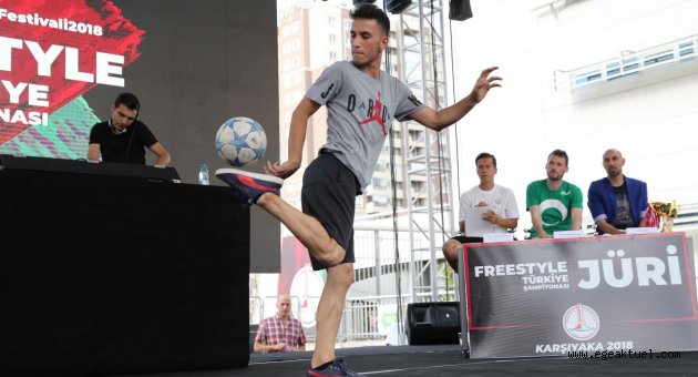 Futbolun Sihirbazları’ sahnede
