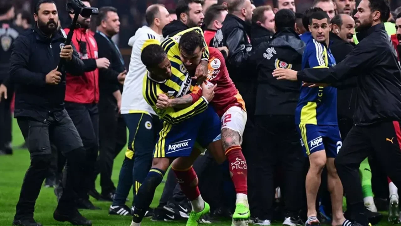 Galatasaray-Fenerbahçe derbisinde maç sonu olayları dünya basınında