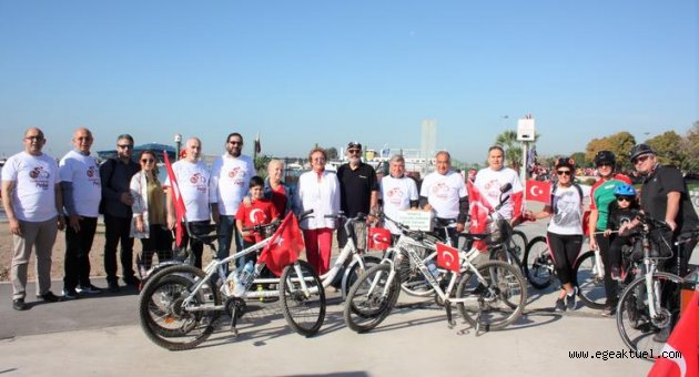 Gazeteciler Karşıyaka’da Cumhuriyet’e pedal çevirdi