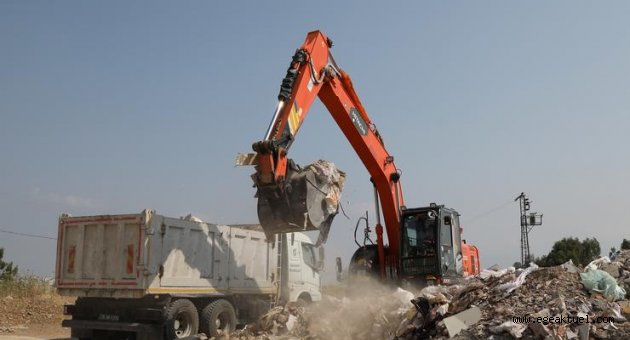 Gaziemir Belediyesi iki günde 40 kamyon moloz topladı