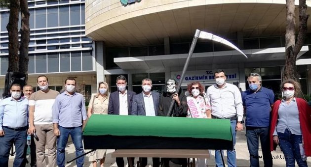 Gaziemir Belediyesi'nde memurlardan tabutlu eylem