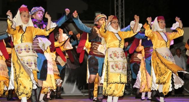 Gaziemir’de halk dansları şöleni