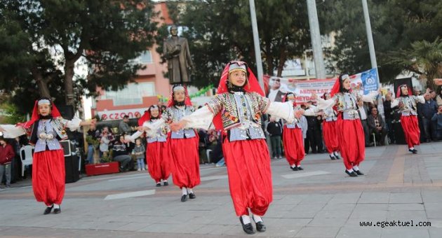 Gaziemir meydanlarında dünyanın dansı