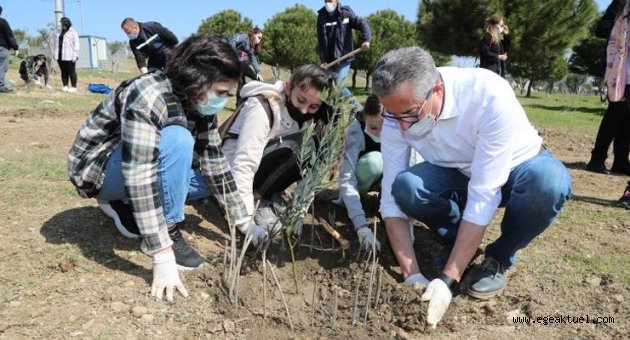 Gaziemirli çocuklar 200 zeytini toprakla buluşturdu