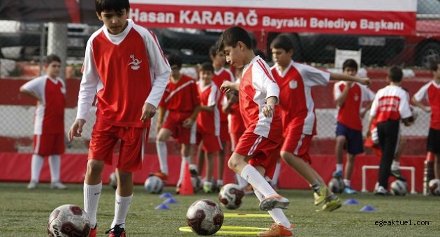 Geleceğin futbolcuları Bayraklı’da yetişiyor