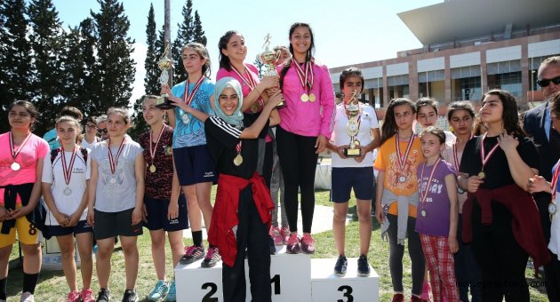 Genç atletler madalya için ter döktü