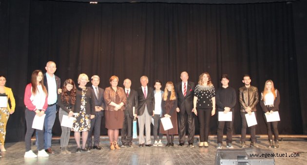 Genç ressamlar eserleriyle İzmir’i anlattı