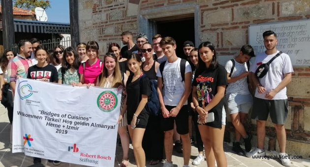 Gençler Foça'ya kültür gezisi düzenledi