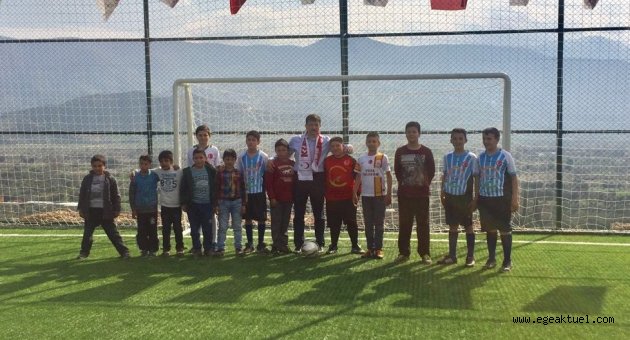 Gençlerin vereceği 'Evet' oyu onların yarınlara  umutla bakmasını sağlayacaktır." 