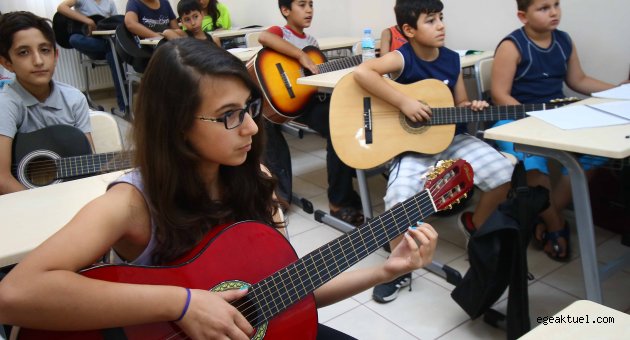 Gitaristler ders başı yaptı