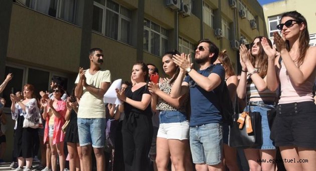 GSF öğrencilerinden alkışlı pankartlı tepki