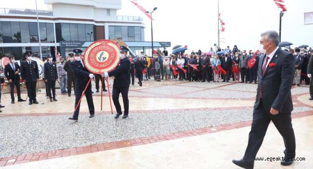 Güzelbahçe’de Çelenk Töreni Yapıldı