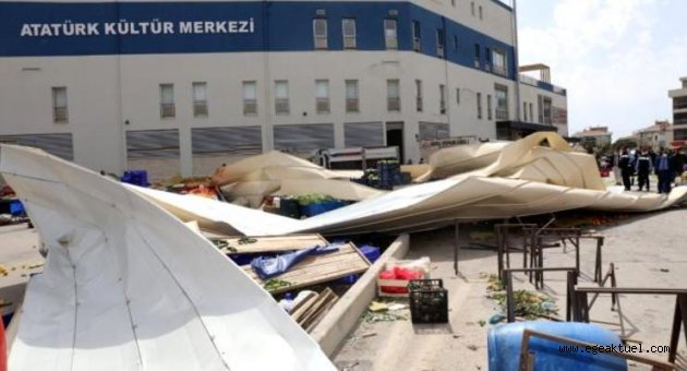Güzelbahçe'de çatı pazar yerinin üzerine uçtu