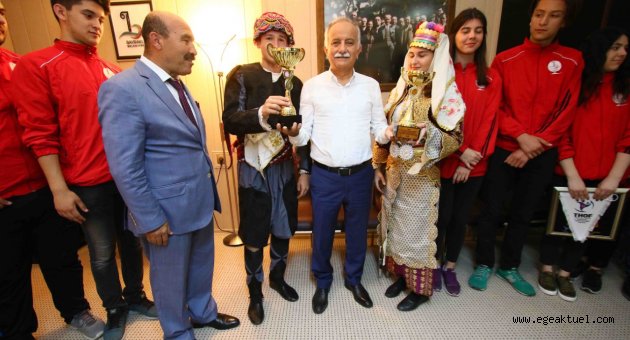 Halk oyunlarında şampiyon yine ‘Bayraklı’
