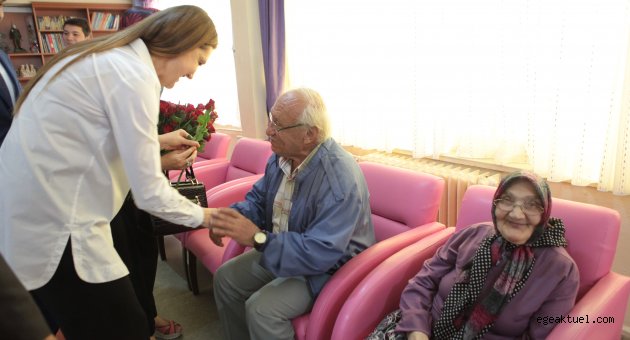 Hotar, yaşlıları mutlu günlerinde yalnız bırakmadı