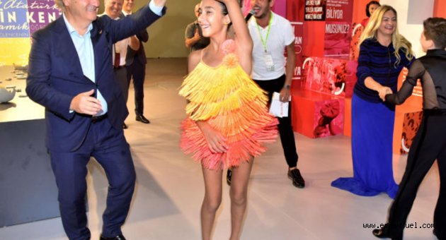 İduğ çifti şampiyon dansçılara eşlik etti