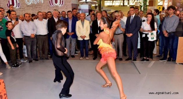 İduğ, Soyer'e saat kulesinin resmini hediye etti