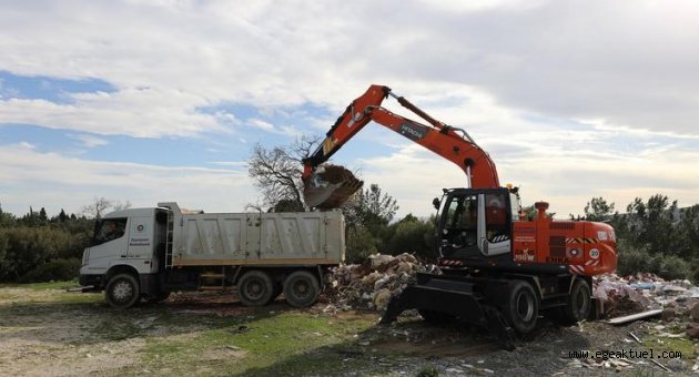 İki günde 40 kamyon, toplamda 480 ton moloz toplandı