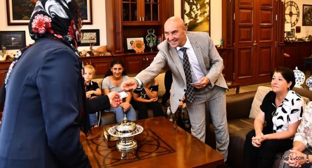 İlk Çocuk İzmirim kartlarını Başkan Soyer takdim etti