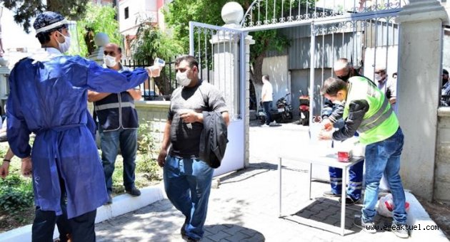 İlk Cuma’da maske ve seccadeler Bornova Belediyesi’nden