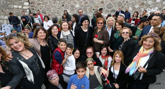 İlk Roman Kadın Derneği Konak’ta açıldı