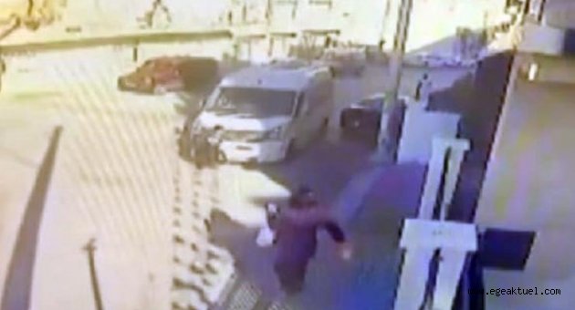 İndiği servisin altında kalan öğrenci yaralandı, kaza anı kamerada