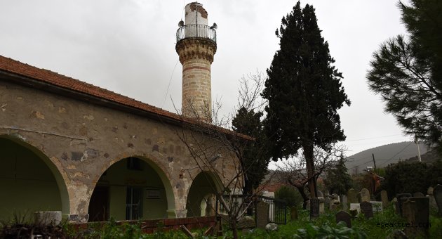 İzmir Aliağa İlçesinde 695  yıllık tarihi caminin minaresi fırtınaya dayanamayarak yıkıldı. Olay anında  camide cemaatin bulunmaması olası faciayı önledi.