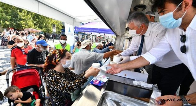 İzmir Büyükşehir Belediyesi 3 bin kişilik aşure dağıttı